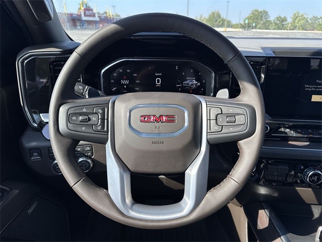 GMC Sierra 1500 Vehicle Full-screen Gallery Image 14