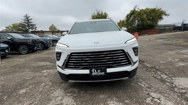 Buick Enclave Vehicle Full-screen Gallery Image 03