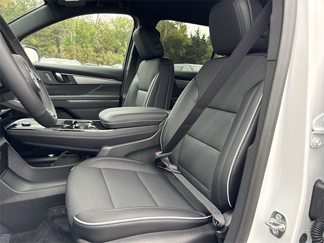 Buick Enclave Vehicle Full-screen Gallery Image 11