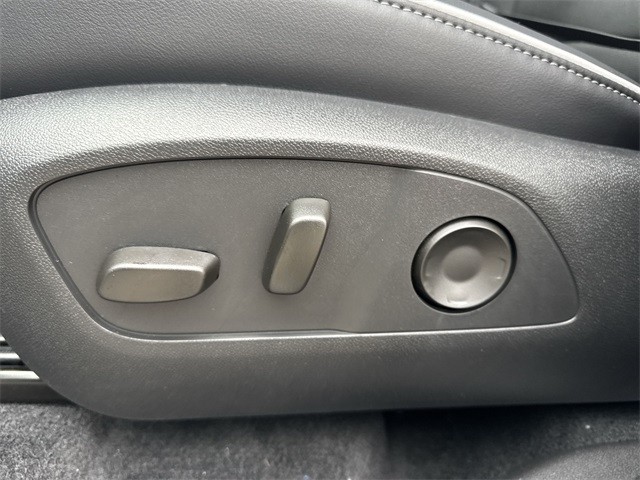 Buick Enclave Vehicle Full-screen Gallery Image 12