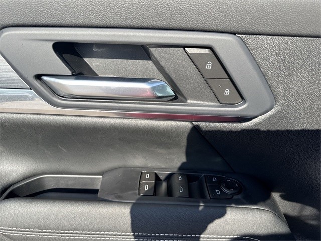 GMC Terrain Vehicle Full-screen Gallery Image 13