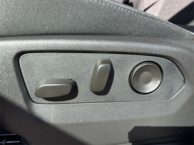 GMC Sierra 1500 Vehicle Full-screen Gallery Image 12