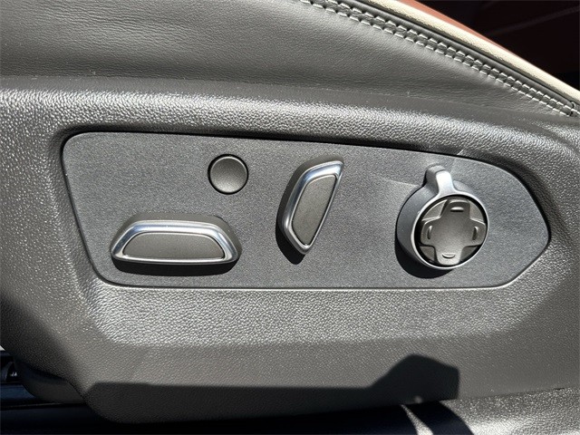 GMC Sierra 2500HD Vehicle Full-screen Gallery Image 12