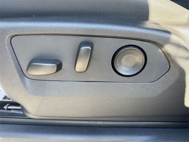 GMC Sierra 1500 Vehicle Full-screen Gallery Image 12