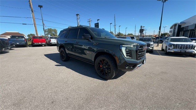 GMC Yukon Vehicle Full-screen Gallery Image 02