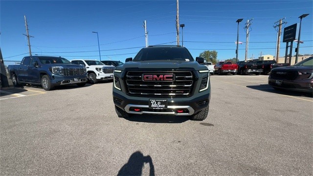 GMC Yukon Vehicle Full-screen Gallery Image 03