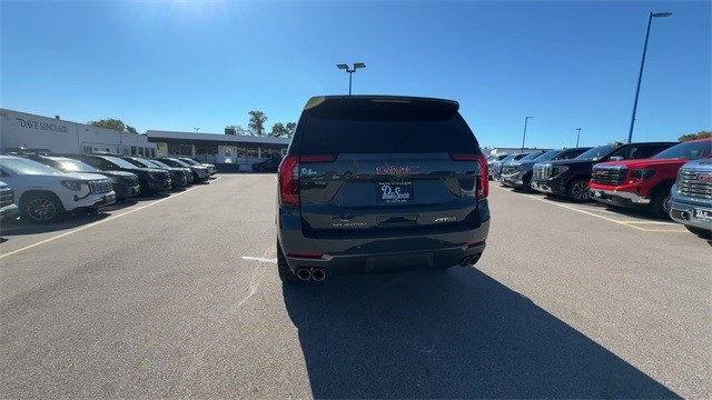 GMC Yukon Vehicle Full-screen Gallery Image 07