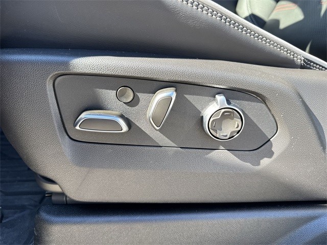 GMC Yukon Vehicle Full-screen Gallery Image 12