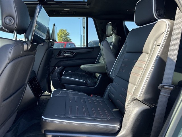 GMC Yukon Vehicle Full-screen Gallery Image 23