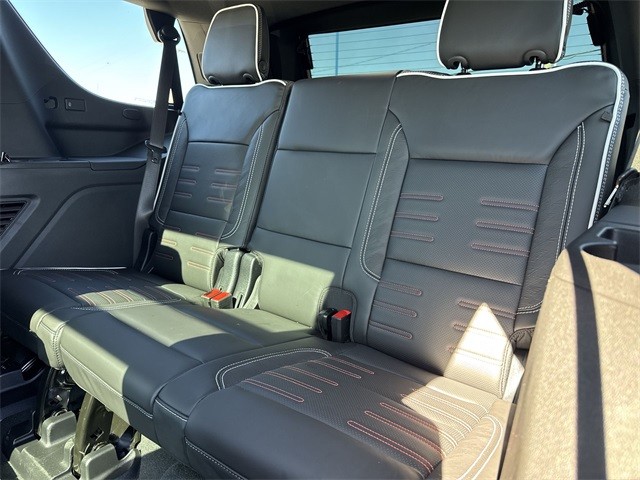 GMC Yukon Vehicle Full-screen Gallery Image 24