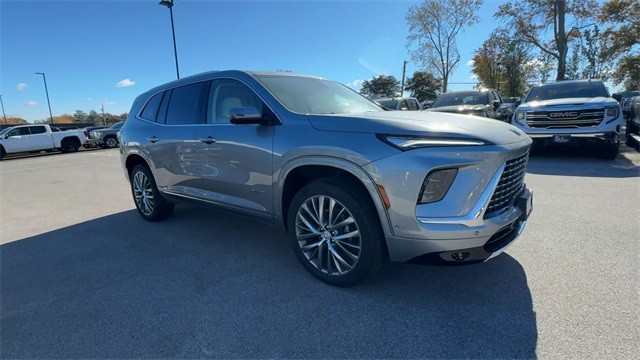 Buick Enclave Vehicle Full-screen Gallery Image 02