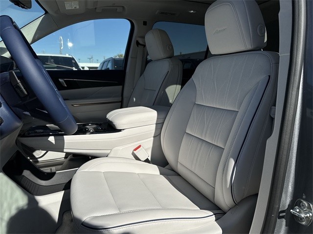 Buick Enclave Vehicle Full-screen Gallery Image 11