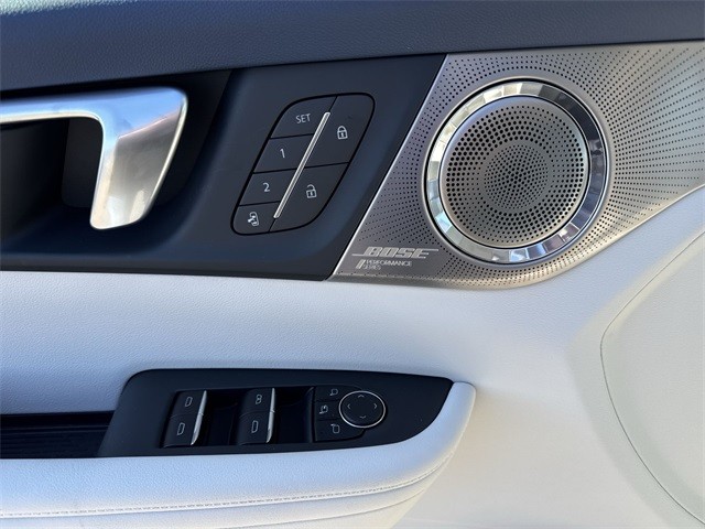 Buick Enclave Vehicle Full-screen Gallery Image 13