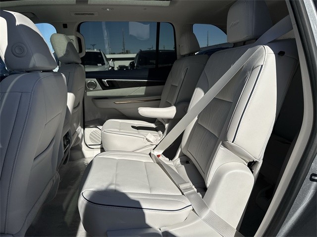 Buick Enclave Vehicle Full-screen Gallery Image 23