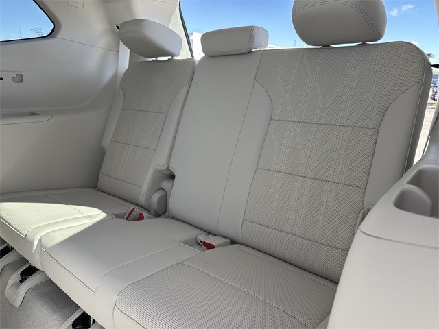 Buick Enclave Vehicle Full-screen Gallery Image 24