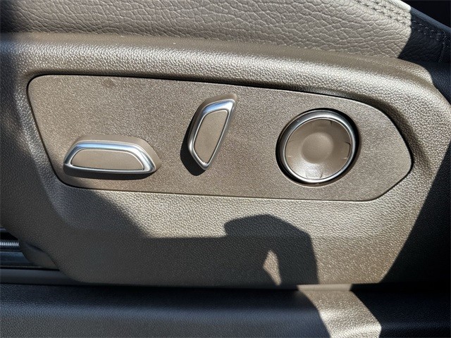 GMC Sierra 1500 Vehicle Full-screen Gallery Image 12