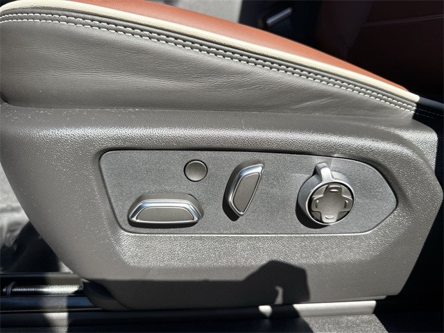 GMC Sierra 2500HD Vehicle Full-screen Gallery Image 12