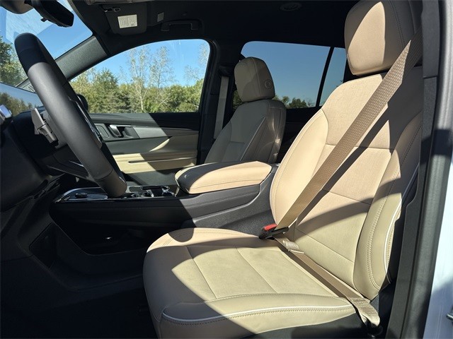 Buick Enclave Vehicle Full-screen Gallery Image 11