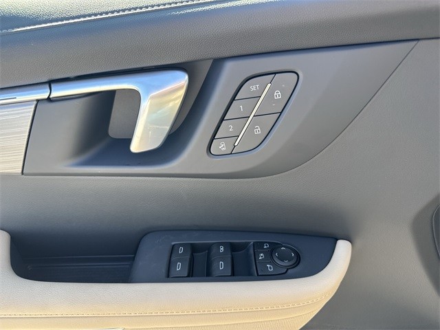 Buick Enclave Vehicle Full-screen Gallery Image 13