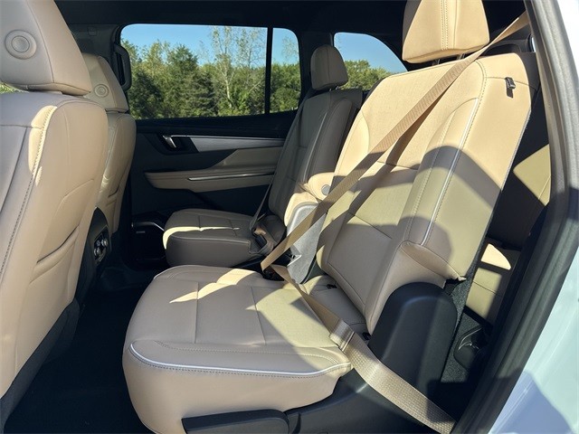 Buick Enclave Vehicle Full-screen Gallery Image 22