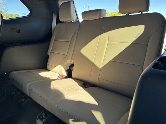 Buick Enclave Vehicle Full-screen Gallery Image 23