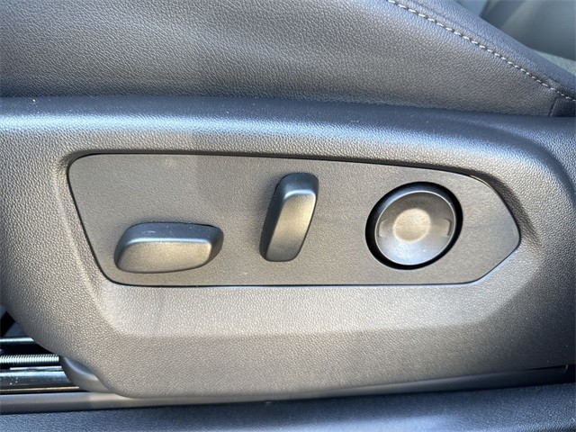 GMC Sierra 1500 Vehicle Full-screen Gallery Image 12