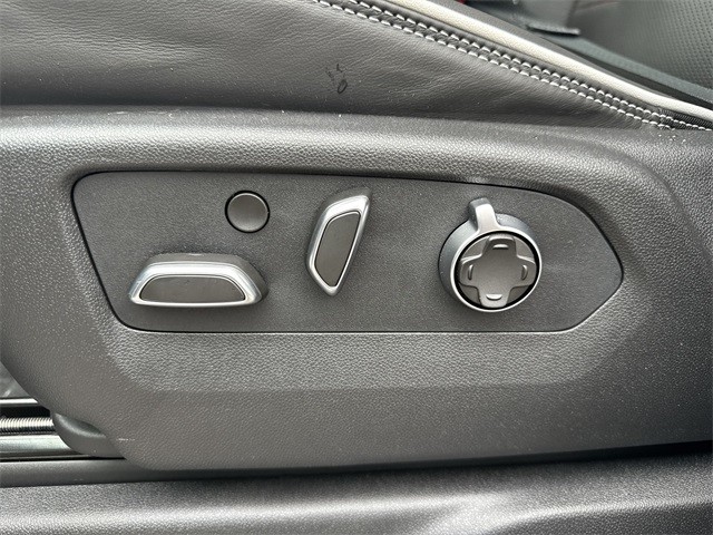 GMC Sierra 1500 Vehicle Full-screen Gallery Image 12