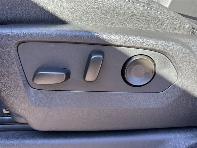 GMC Sierra 1500 Vehicle Full-screen Gallery Image 12