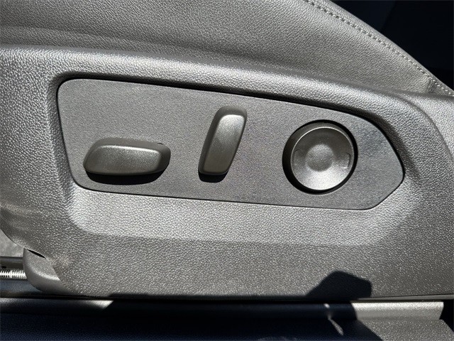 GMC Sierra 1500 Vehicle Full-screen Gallery Image 12