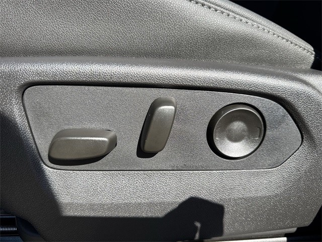 GMC Sierra 1500 Vehicle Full-screen Gallery Image 12