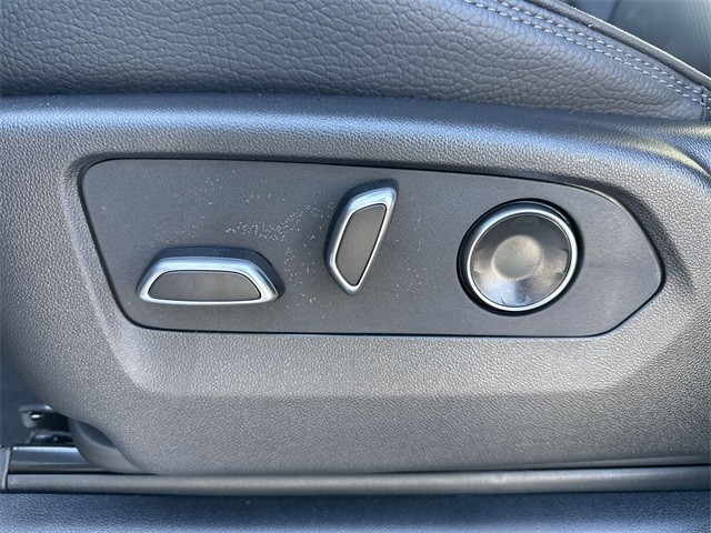 GMC Sierra 1500 Vehicle Full-screen Gallery Image 12