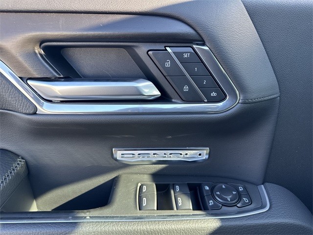 GMC Sierra 1500 Vehicle Full-screen Gallery Image 13