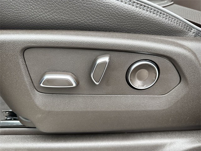 GMC Sierra 1500 Vehicle Full-screen Gallery Image 12