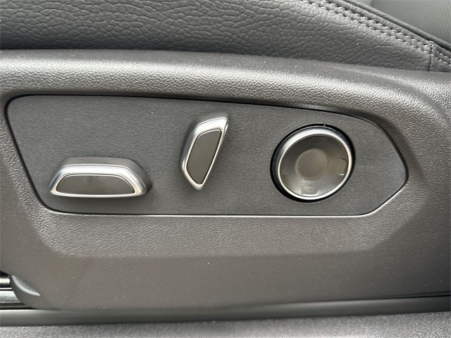 GMC Sierra 1500 Vehicle Full-screen Gallery Image 12