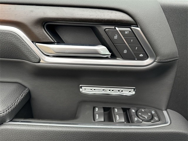 GMC Sierra 1500 Vehicle Full-screen Gallery Image 13