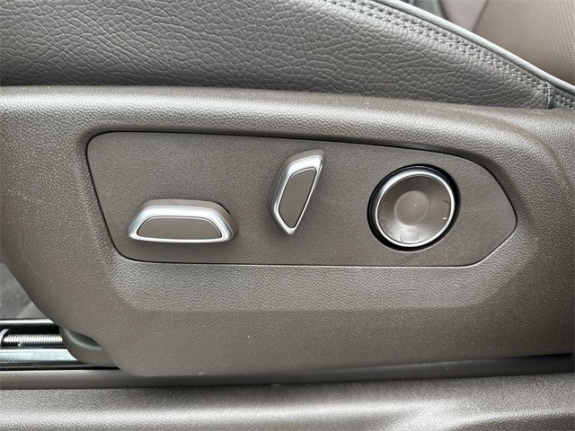 GMC Sierra 1500 Vehicle Full-screen Gallery Image 12