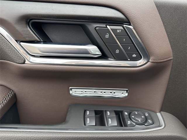 GMC Sierra 1500 Vehicle Full-screen Gallery Image 13