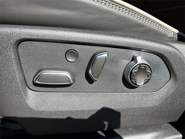 GMC Sierra 1500 Vehicle Full-screen Gallery Image 12