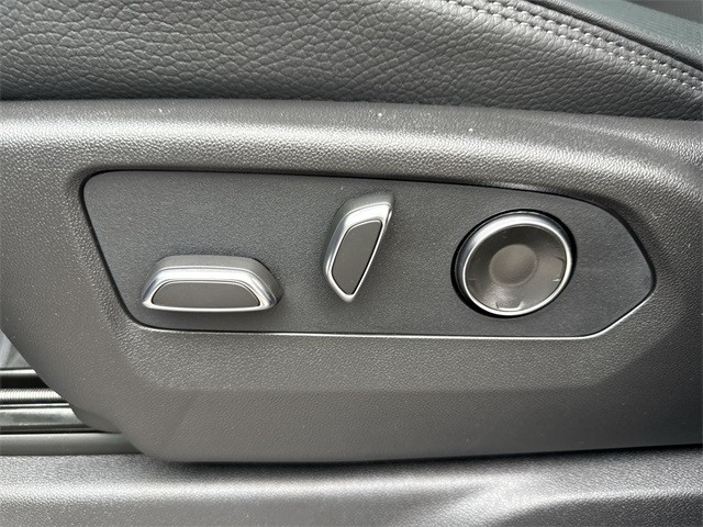 GMC Sierra 1500 Vehicle Full-screen Gallery Image 12