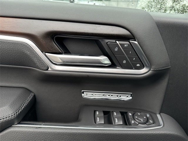 GMC Sierra 1500 Vehicle Full-screen Gallery Image 13