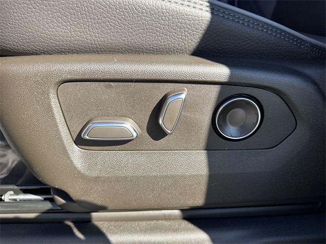 GMC Sierra 1500 Vehicle Full-screen Gallery Image 12