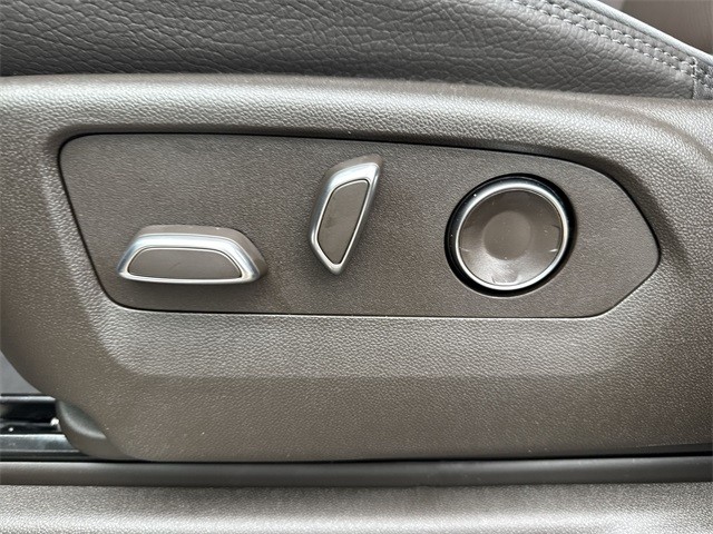 GMC Sierra 1500 Vehicle Full-screen Gallery Image 12