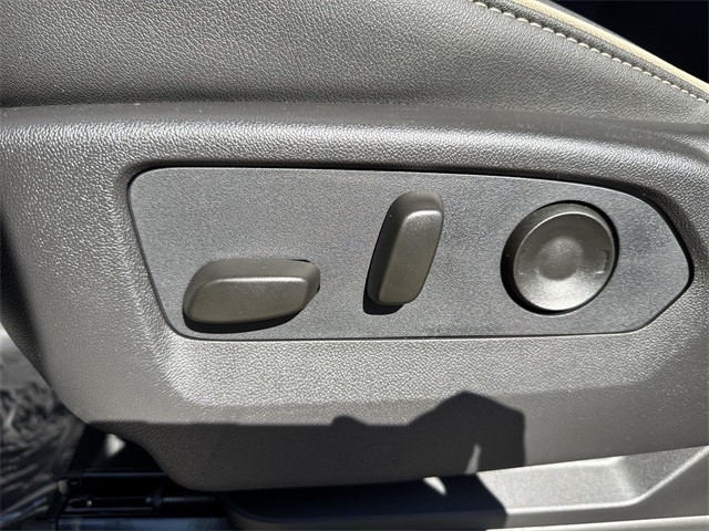 GMC Yukon Vehicle Full-screen Gallery Image 12