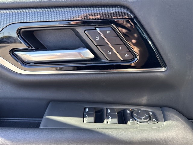 GMC Yukon Vehicle Full-screen Gallery Image 13