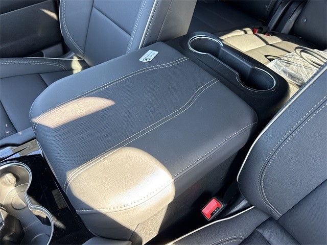 GMC Yukon Vehicle Full-screen Gallery Image 21