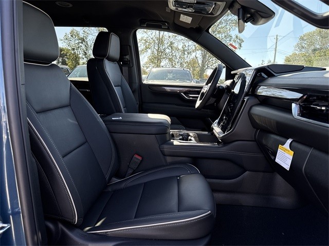 GMC Yukon Vehicle Full-screen Gallery Image 25