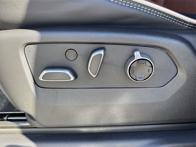 GMC Sierra 1500 Vehicle Full-screen Gallery Image 12