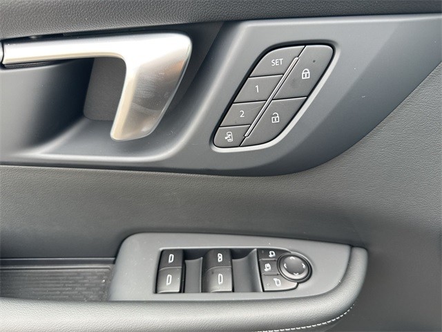 Buick Enclave Vehicle Full-screen Gallery Image 13