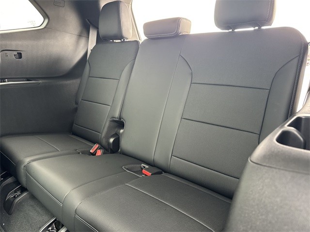 Buick Enclave Vehicle Full-screen Gallery Image 24