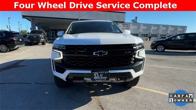 Chevrolet Suburban Vehicle Full-screen Gallery Image 03